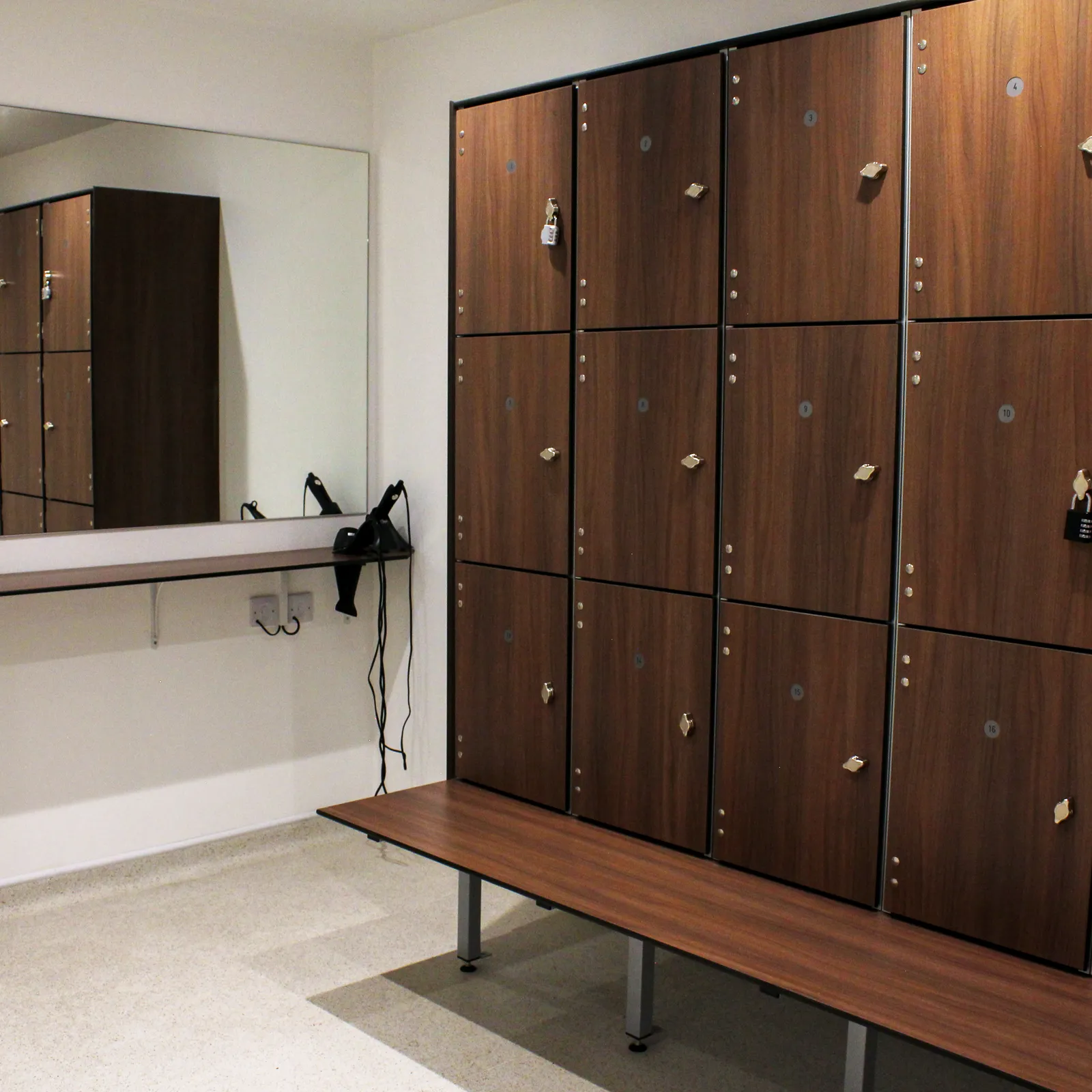 padel-club-maidenhead-changing-rooms